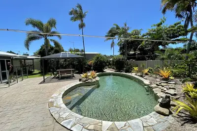 Image de Tropical beach 3 bdrm, 2 bathroom family home. 10 mins walk to\n Trinity Beach