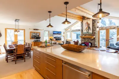 Image de Warm Springs Ski Way Home | Pool, Pickleball, and More!