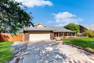 Image de Lake-view all-brick home with arcade games, deck, grill, & streaming