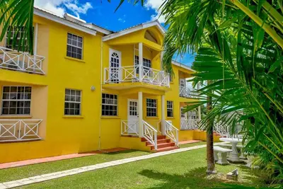 Image de Located on a ridge above the Barbados West Coast, 10 min walk to the Beach, in a quiet neighbourhood