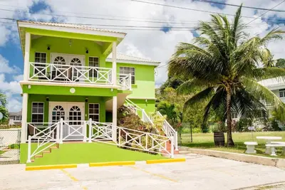 Image de Located on a ridge above the Barbados West Coast, 10 min walk to the Beach, in a quiet neighbourhood