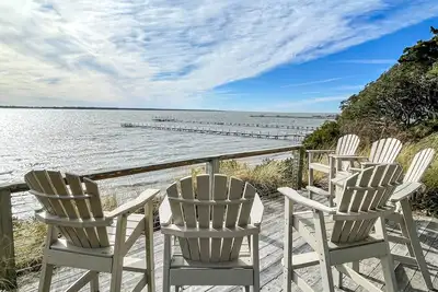 Image de Three dog-friendly, waterfront cottages with full kitchens & private beach