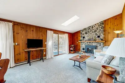 Image de Pond & mountain view cabin with fireplace, workstation, W/D, deck, & internet