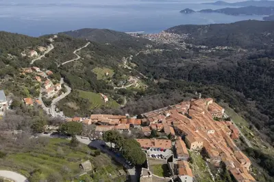 La Fortezza with attention to detail with a splendid view of Marciana