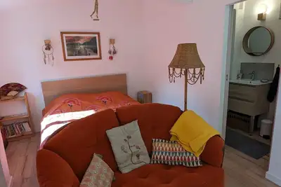 Image de Studio indépendant calme de plain pied, jardin. Animaux non acceptés, non fumeur