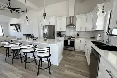 Image de Brand New Construction For 2024! 5 Bedroom Townhome!