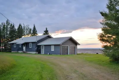 Image de Charming home with a commanding view of Lake Superior