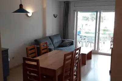 Appartement à Roses avec piscine, jardin et animaux admis