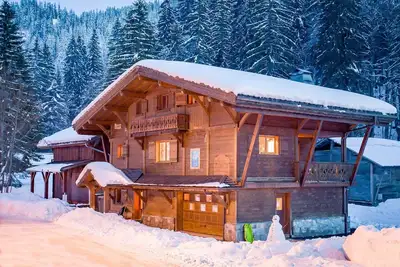Image de Chalet en pleine nature au bord d'un ruisseau avec vue sur les montagnes.