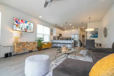 Image de 4 Bedrooms, 3 bathrooms Townhouse
