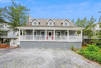 Image de Spring Special Book Now Before May 15 And Get 10% Off! **Prices listed reflect discount<br>Pet Friendly! Three Houses Off The Beach! Super location just steps from the beautiful beaches of South Bethany with all the cottage charm imaginable
