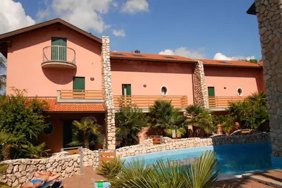 Image de Villa avec climatisation, piscine, terrasse et jardin