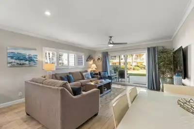 Image de Renovated Ground Floor Condo With Pool And Beach Access Steps Away!