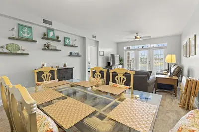 Image de Tasteful Decor and Comfort Throughout. Easy Stroll To Beach and Restaurants!