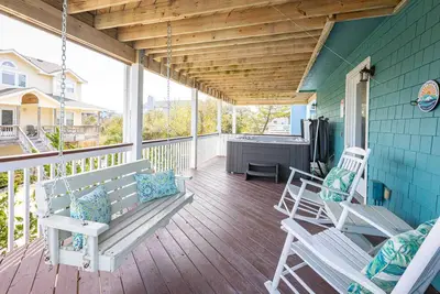 Pool, Spa & Game Room Steps from Shore