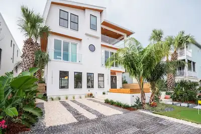 Image de Modern Beach House: Steps to Beach w/ Heated Pool