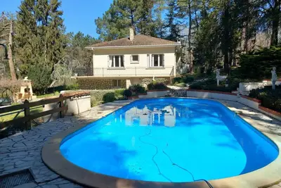Image de Stylish villa surrounded by greenery with a heated pool, accommodating up to 12 people!