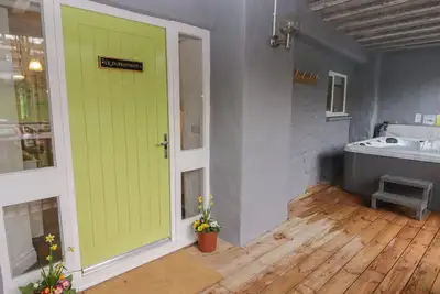 Image de Le Durkestrete Cellar, romantic, with hot tub in Haverfordwest