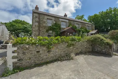 Swallow Cottage, pet friendly, with open fire in Mawgan-In-Meneage