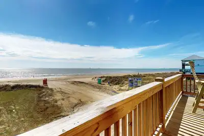 Image de Oceanfront Manor: 5  Br, 3. 5  Ba House in Crystal Beach, Sleeps 18