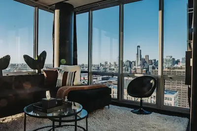 Image de Skyline Serenity: Sauna, Hot Tub, Peloton, Views, Free Parking, Wifi