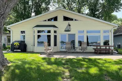 Image de The Yellow House on East Lake! Dock access to bring your boat.