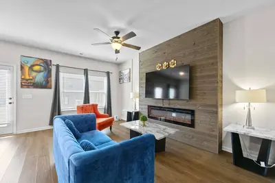 Image de Southern Comfort on Chara Lane: Atlanta Living at its Finest by Deity Villas