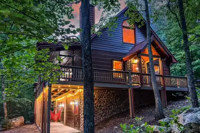 Image de Tranquil Retreat w/ Modern Amenities: Hot Tub, Firepit, Game Room, Pet-Friendly