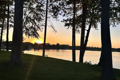 Image de Gorgeous lakefront cabin on popular Serpent Lake!