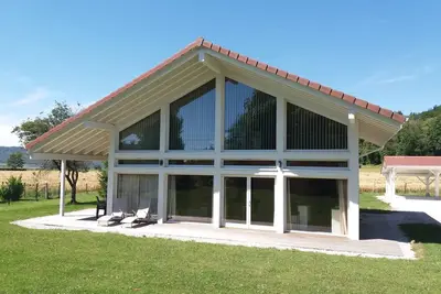 Image de Chalet bien-être de 100m² avec Sauna et Balnéo - à 1km du Lac de Chalain
