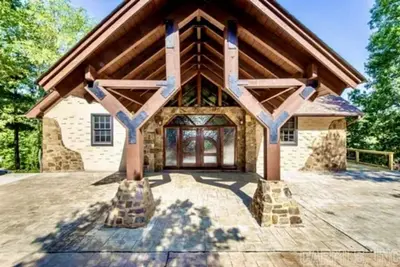 Image de The Little Red River Chalet on pond next to the Little Red River, Gameroom, Deck
