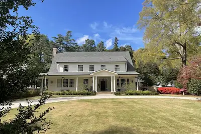 Image de Historic WhileAway Cottage Avaiable for Us Open