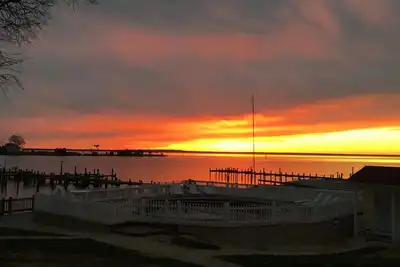 Image de Waterfront home with 2000 sq ft. dock bar 1. 5 hours from Dc. Pet friendly!