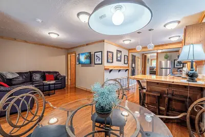 Image de Cool cabin in Fayetteville 1 mile from downtown, Hot Tub
