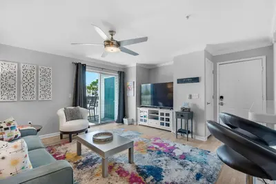 Image de Modern, Fully Updated Destin Condo Near the Beach. A Dog Friendly Peaceful Oasis