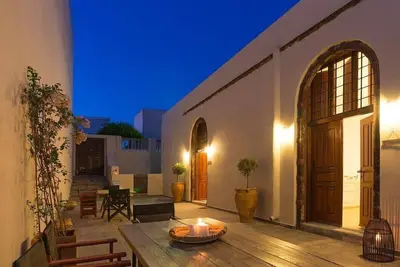 Image de Grandiose Santorini Residence | 2 Bedrooms | Villa Erza | Spacious Terrace with Outdoor Hot Tub | Pyrgos