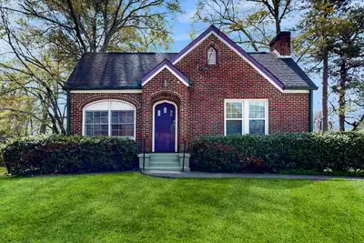 Image de Quirky home with piano & elegant artful interior, furnished deck