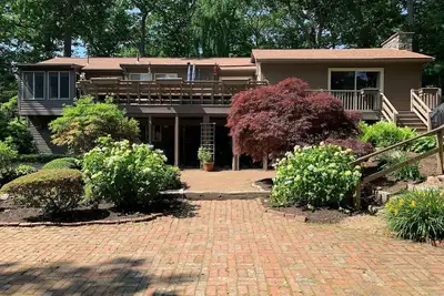 Magnolia By The Sea-Attractive home, large yard & deck. Walk to Magnolia Beach