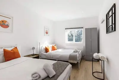 Image de Modern Split level apartment/ close to big shopping centres and train station