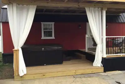 Image de River Road Retreat. Cabin minutes away from trails w\/ hottub & seasonal pool!