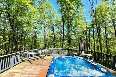 Image de Fireplace, Hot Tub, Sauna– Adventure & Charming Towns!