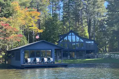 Image de Luxurious\/Modern Adirondack home with gorgeous boathouse, sandbar & sunset view