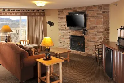 Image de Theme Suite w\/ Whirlpool, Living Room, Dry Bar, Stoney Creek Onalaska