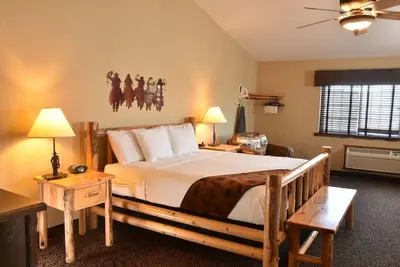 Rustic Charm: Spacious Rooms & Suites with Scenic Views in Onalaska