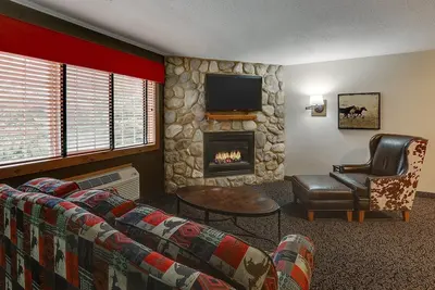 Image de Room for the Crew! Expanded King with Bunk Bed, Stoney Creek Quincy