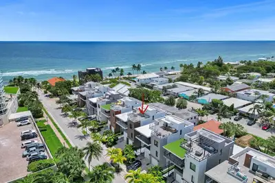 Image de Oceanfront Retreat: Luxury Vacation House Just Steps from the Beach near Miami