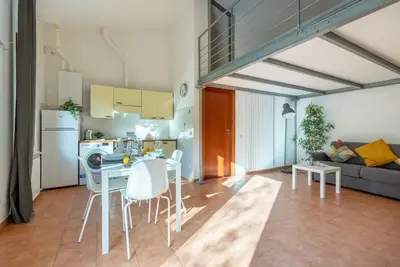 Image de Four Shades of Pisa - Yellow Studio Apartment