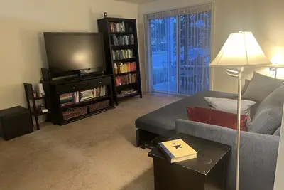 Image de Comfy Apartment for Eclipse Totality! Walk to Town Center, near Conner Prairie