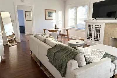 Image de Charming 2-Bed Craftsman Bungalow w/ Ac, Parking