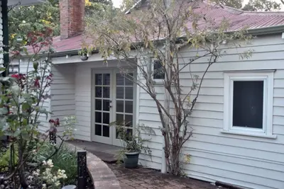 Luxurious, cosy, historic cottage featuring period furnishings, walkable to town